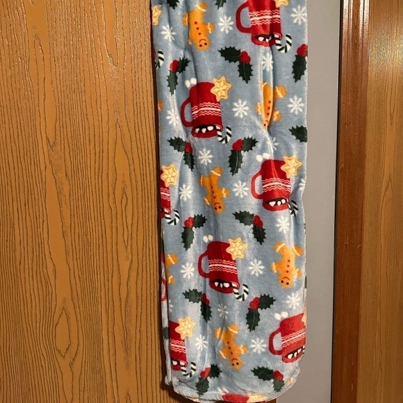 NWT SEASON'S GREETINGS HOT COCOA AND GINGERBREAD CHRISTMAS PLUSH PRINTED THROW - Picture 3 of 5